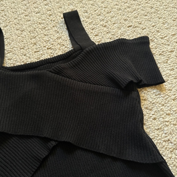 Black cold shoulder ribbed top - Picture 2 of 5